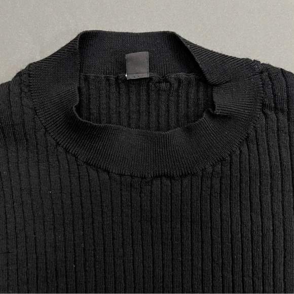 UNIQLO Wool Black Vertical Striped Knit
Stretchy Women’s Sweater Top - Picture 3 of 6
